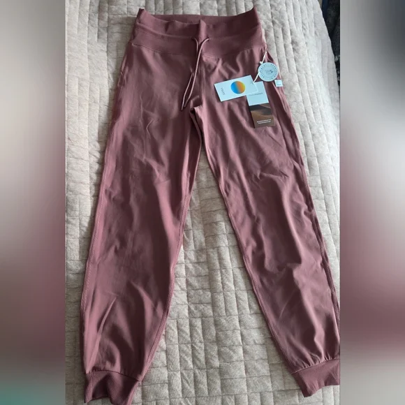 Vuori Daily Jogger NWT Rosewood - Picture 4 of 7